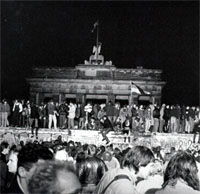 Photo: Nach der Mauerffnung vor dem Brandenburger Tor, 1989